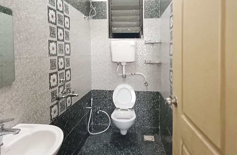 Bathroom, earth-terrace 6+ Bedroom 1100 Sq.Ft. Apartment In Goregaon West Mumbai 9553891