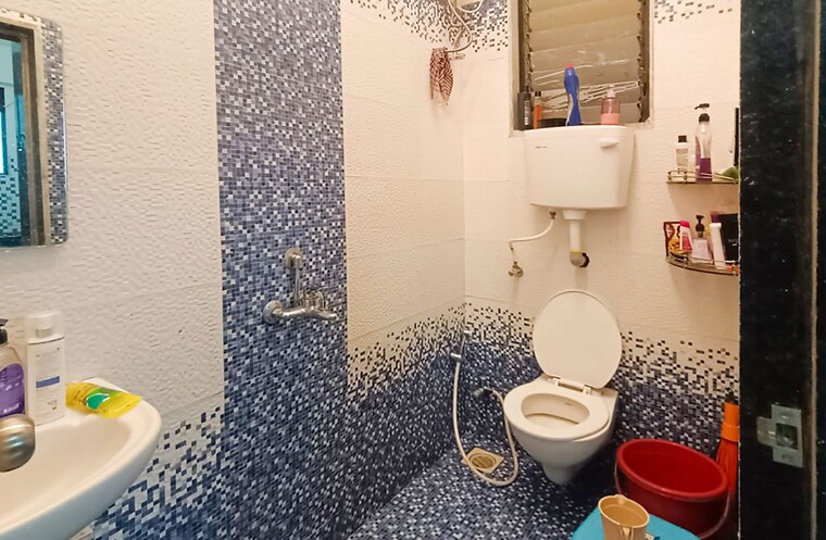 Bathroom, earth-terrace 6+ Bedroom 1100 Sq.Ft. Apartment In Goregaon West Mumbai 9553891