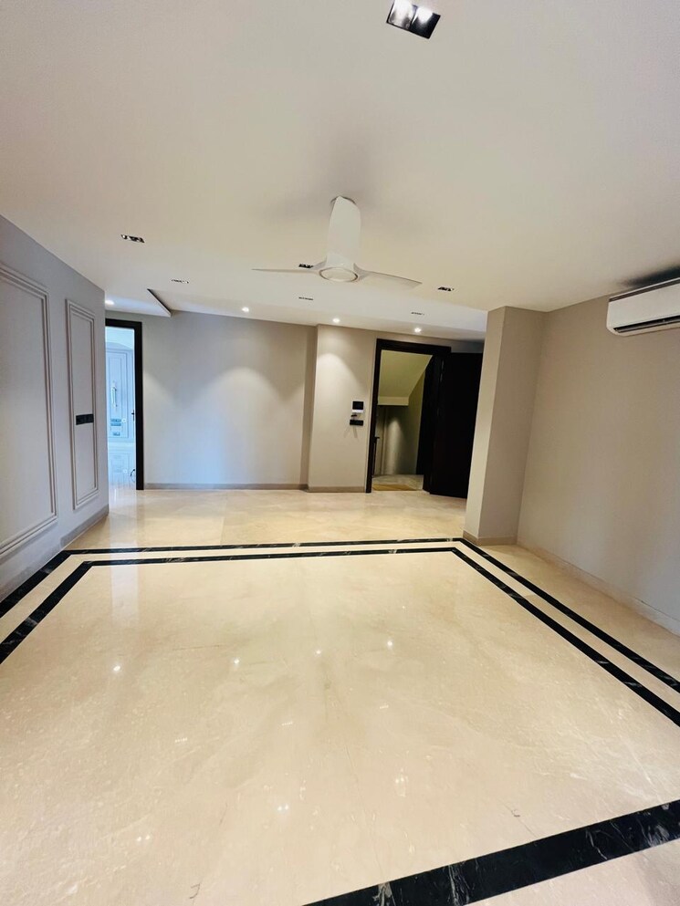 Room, sector 56 4 Bedroom 2700 Sq.Ft. Builder Floor In Sector 56 Gurgaon 9553959