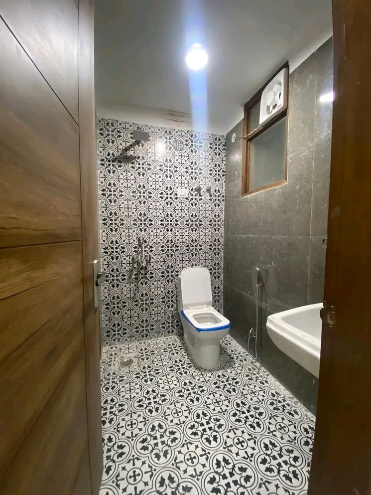 Bathroom, chattarpur 3 Bedroom 1250 Sq.Ft. Builder Floor In Chattarpur Delhi 9553987