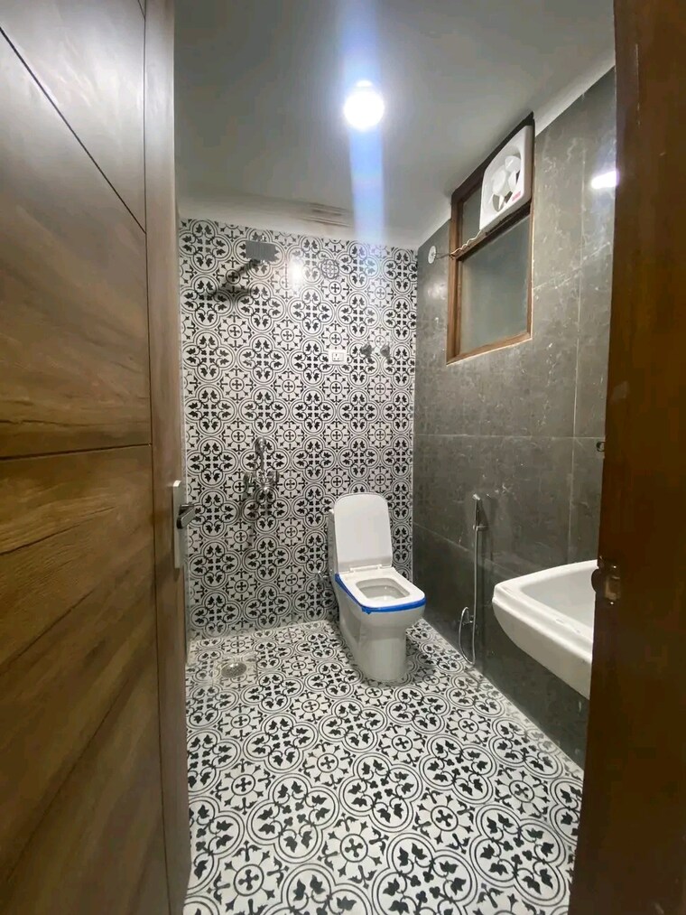 Bathroom, chattarpur 3 Bedroom 1250 Sq.Ft. Builder Floor In Chattarpur Delhi 9553987