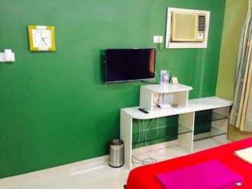 Team Area in 3 BHK Apartment at Raheja Sherwood, Goregaon East – for Rent