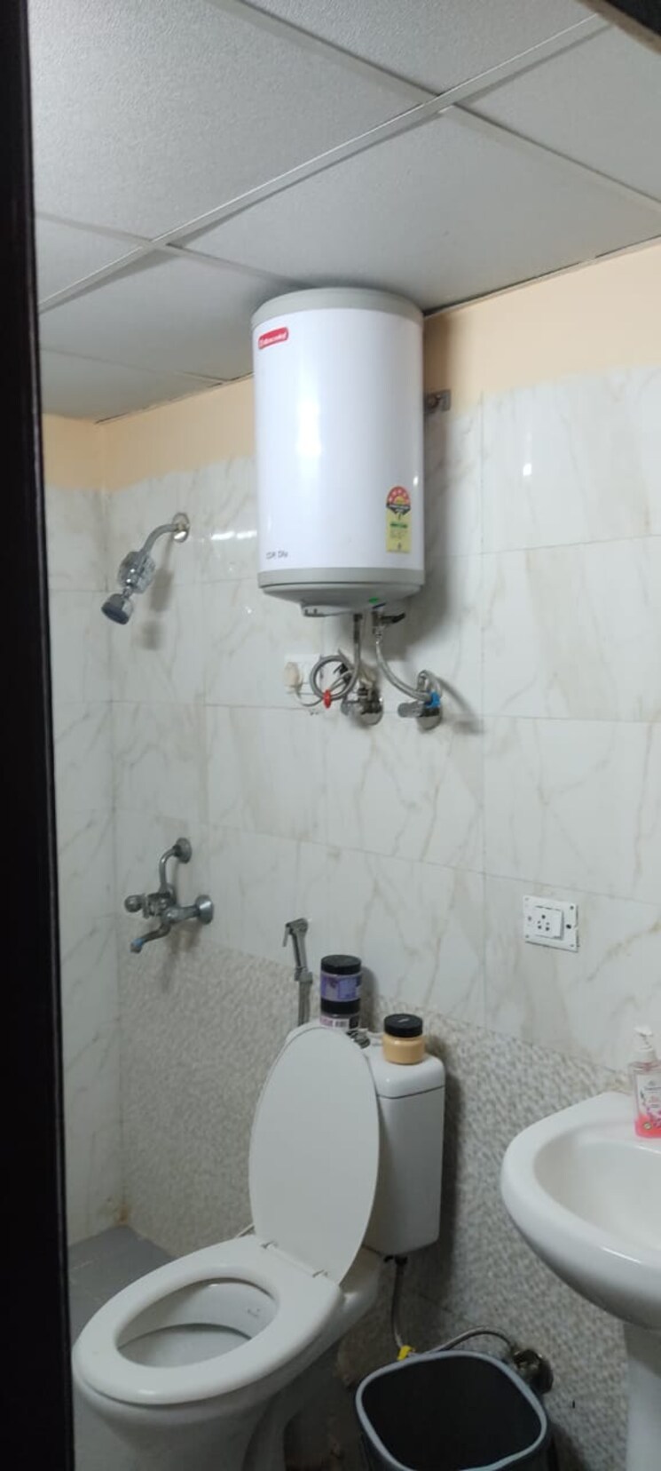 Bathroom, aims-golf-city 2.5 Bedroom 1150 Sq.Ft. Apartment In Sector 75 Noida 9554033
