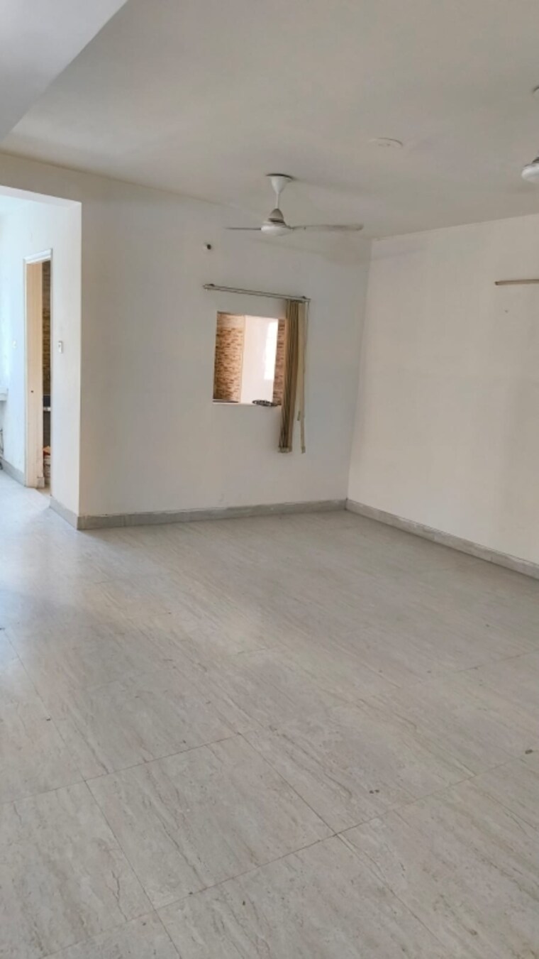 Room, boring road Commercial Office Space 1350 Sq.Ft. In Boring Road Patna 9554068