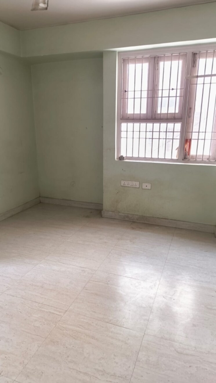 Room, boring road Commercial Office Space 1350 Sq.Ft. In Boring Road Patna 9554068