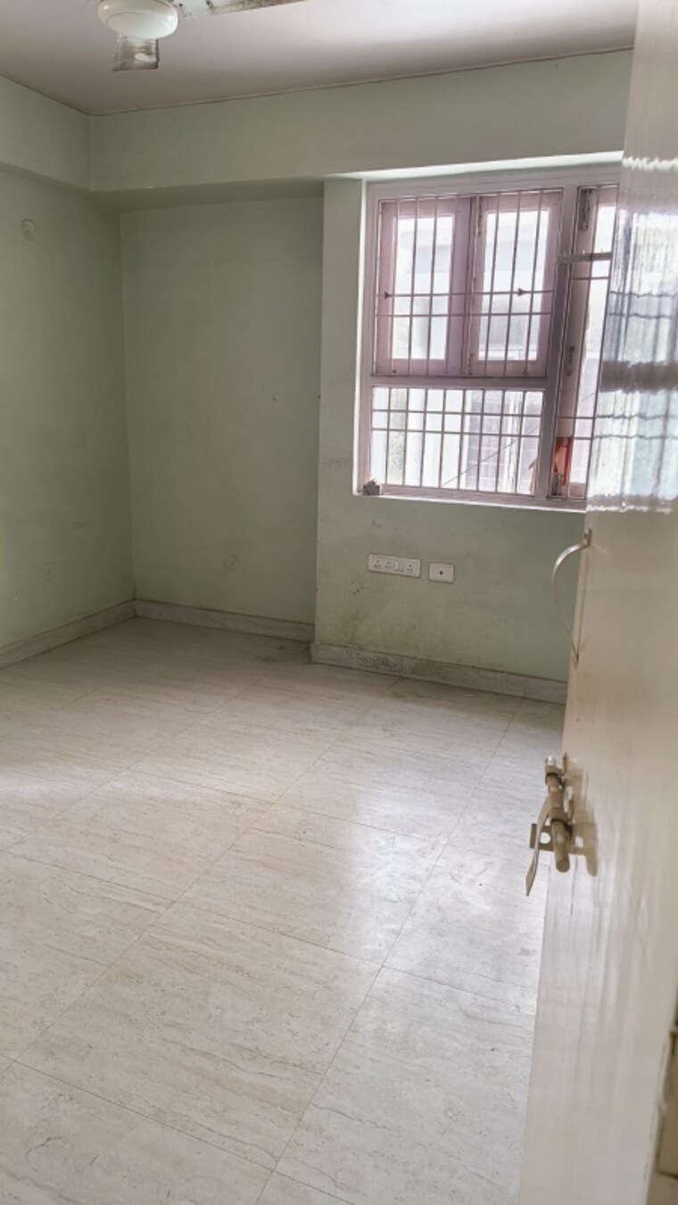 Room, boring road Commercial Office Space 1350 Sq.Ft. In Boring Road Patna 9554068