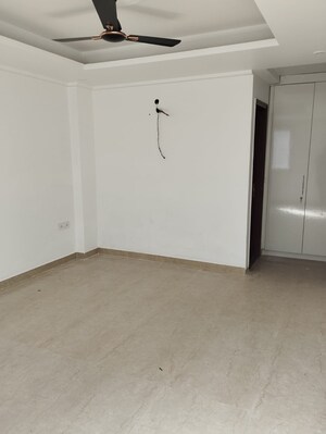 Room in 3 BHK Builder Floor at Vipul World Floors, Sector 48 – for Rent