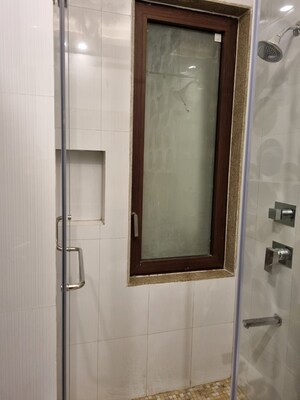 Building Lobby in 3 BHK Builder Floor at SAS Tower, Sector 38 – for Rent