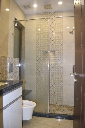 Bathroom in 3 BHK Builder Floor at SAS Tower, Sector 38 – for Rent