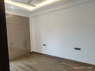 Room in 3 BHK Apartment at Raj One Good Earth, Sector 71 – for Rent