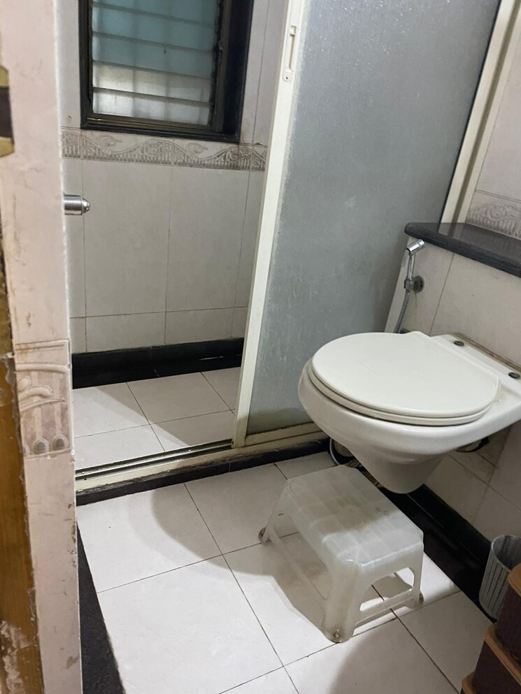 Bathroom, supreme-royal-accord 3 Bedroom 1400 Sq.Ft. Apartment In Khar West Mumbai 9554094