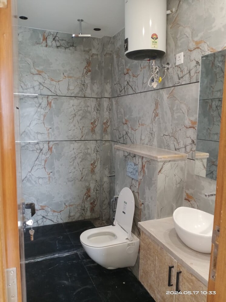 Bathroom, freedom fighters enclave 3 Bedroom 1500 Sq.Ft. Apartment In Freedom Fighters Enclave Delhi 9554125