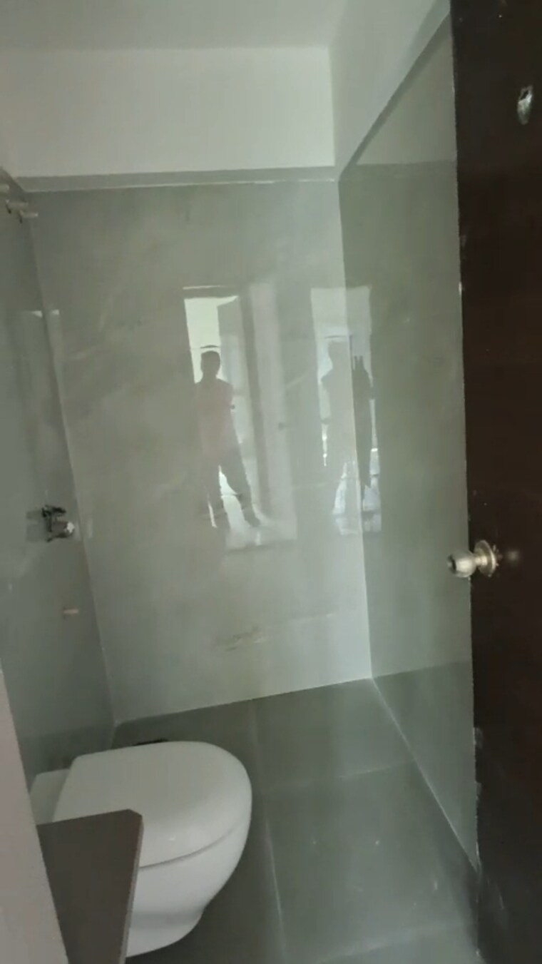 Bathroom, tilak nagar 2.5 Bedroom 810 Sq.Ft. Apartment In Tilak Nagar Mumbai 9554275