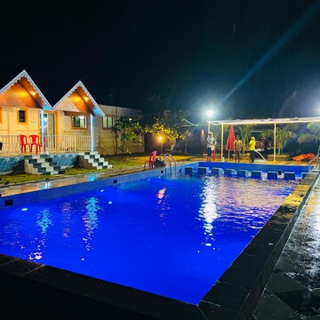 Swimming Pool in 6 BHK Villa at Karjat – for Rent