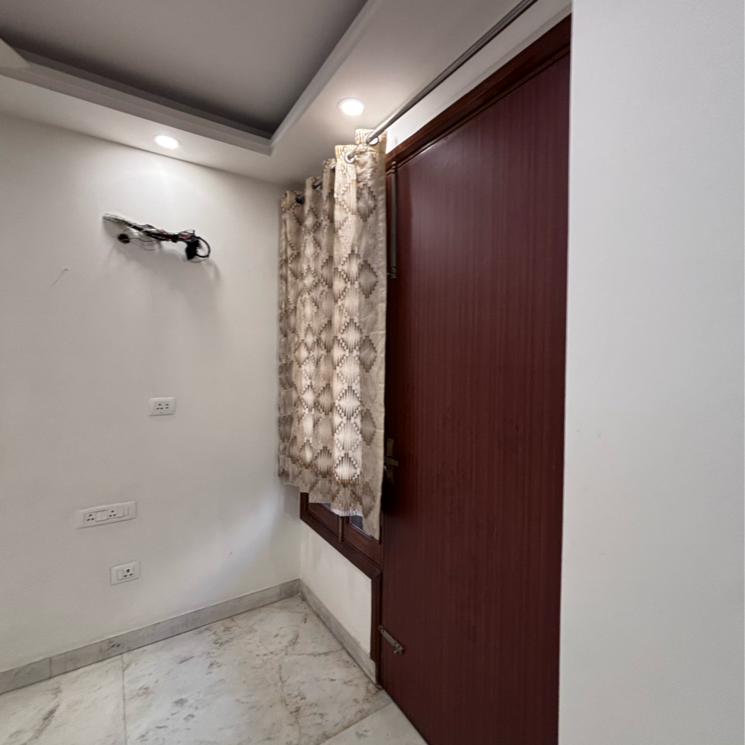 Room, gautam nagar 3 Bedroom 200 Sq.Yd. Builder Floor In Gautam Nagar Delhi 9554373