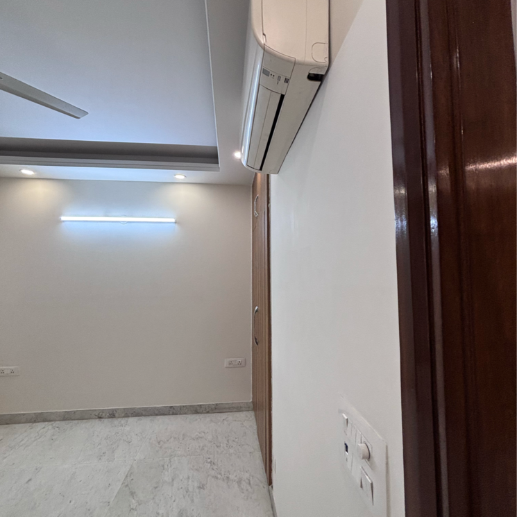 Room, gautam nagar 3 Bedroom 200 Sq.Yd. Builder Floor In Gautam Nagar Delhi 9554373