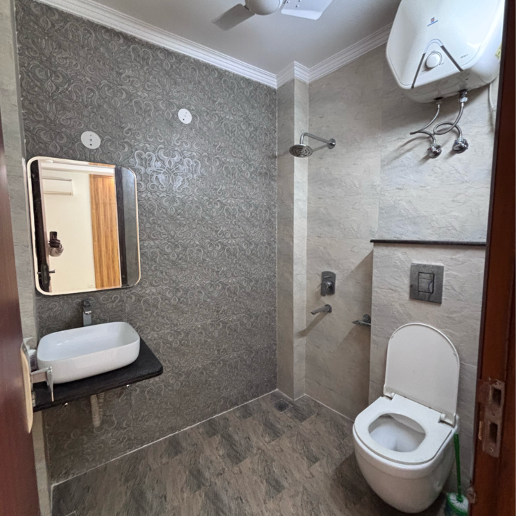 Bathroom, gautam nagar 3 Bedroom 200 Sq.Yd. Builder Floor In Gautam Nagar Delhi 9554373