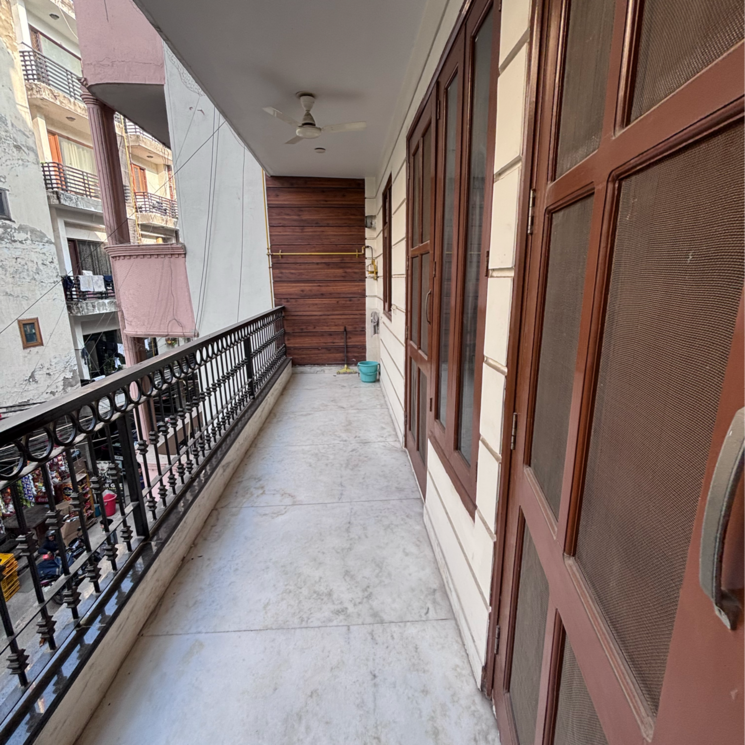 Balcony, gautam nagar 3 Bedroom 200 Sq.Yd. Builder Floor In Gautam Nagar Delhi 9554373