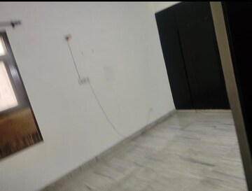 Room in 3.5 BHK Apartment at Mayur Vihar Phase 1 Extension – for Rent
