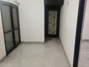 Room in 3.5 BHK Apartment at Mayur Vihar Phase 1 Extension – for Rent