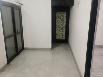Room in 3.5 BHK Apartment at Mayur Vihar Phase 1 Extension – for Rent