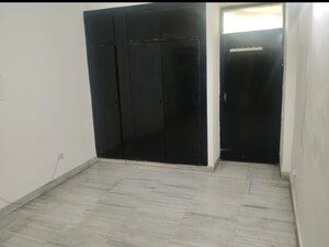 Room in 3.5 BHK Apartment at Mayur Vihar Phase 1 Extension – for Rent