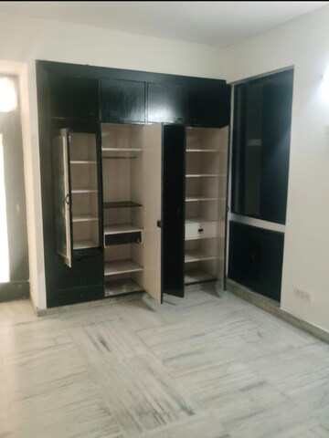 Room in 3.5 BHK Apartment at Mayur Vihar Phase 1 Extension – for Rent