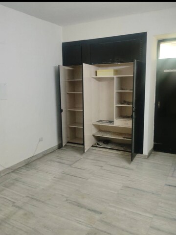 Room in 3.5 BHK Apartment at Mayur Vihar Phase 1 Extension – for Rent