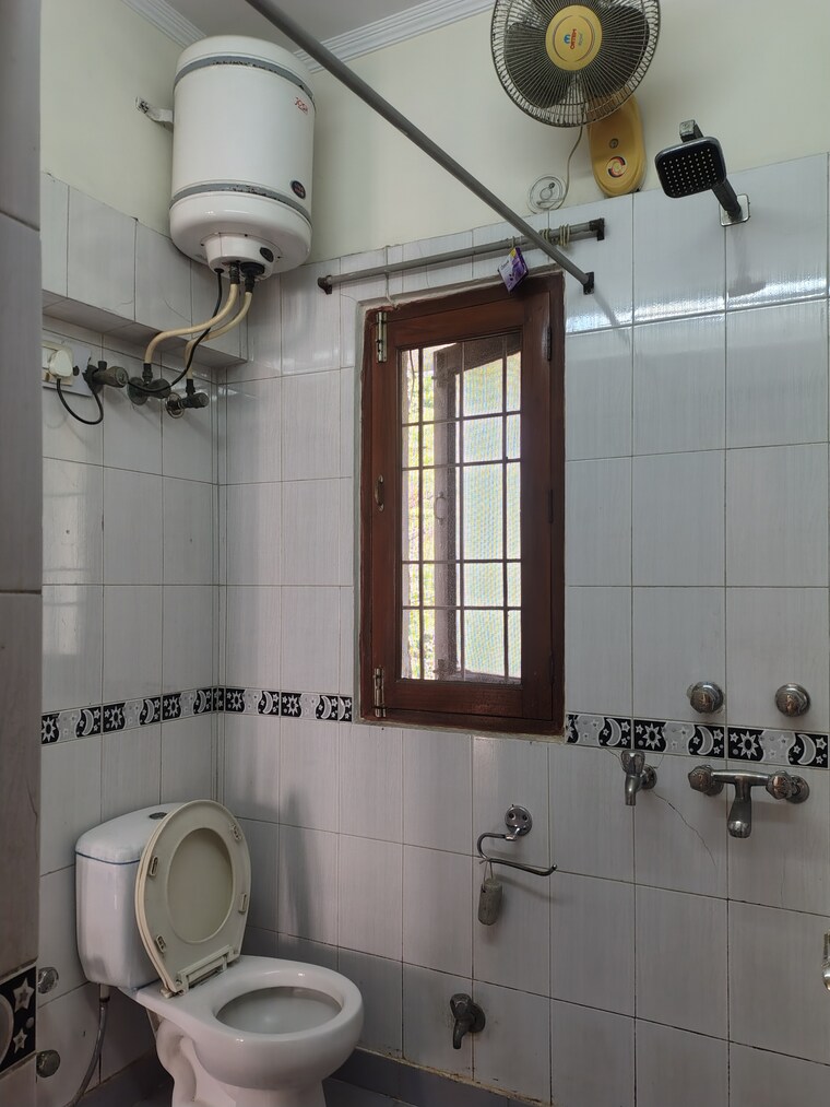 Bathroom, sheikh sarai 5 Bedroom 2500 Sq.Ft. Builder Floor In Sheikh Sarai Delhi 9554424