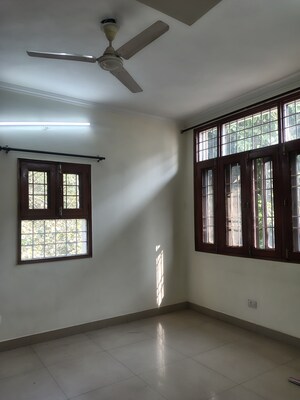 Furnished Amenities in 5 BHK Builder Floor at Sheikh Sarai – for Rent