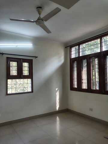 Furnished Amenities in 5 BHK Builder Floor at Sheikh Sarai – for Rent