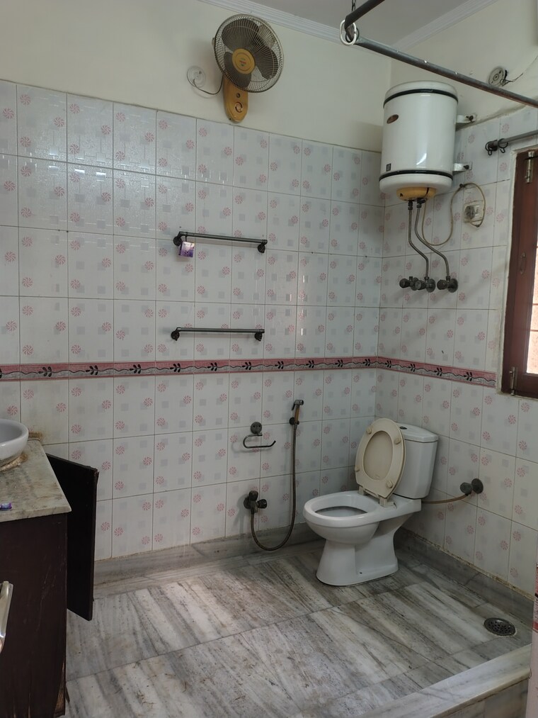 Bathroom, sheikh sarai 5 Bedroom 2500 Sq.Ft. Builder Floor In Sheikh Sarai Delhi 9554424