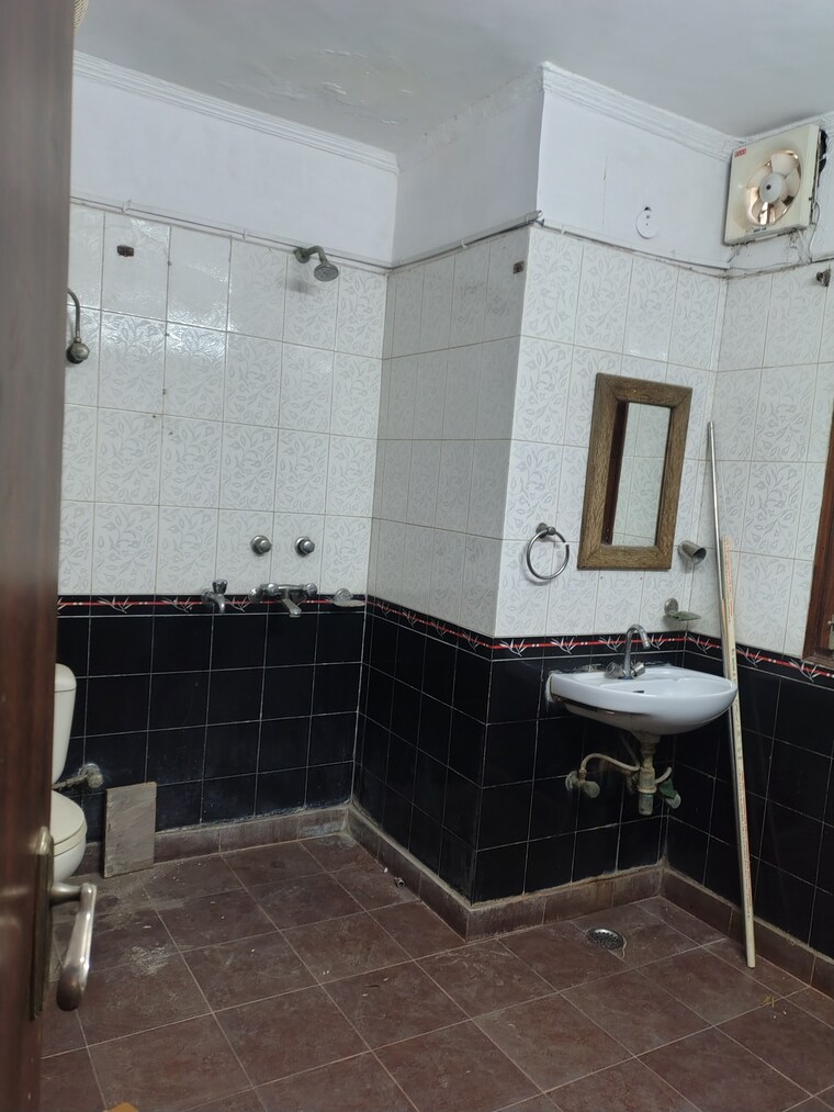 Kitchen, sheikh sarai 5 Bedroom 2500 Sq.Ft. Builder Floor In Sheikh Sarai Delhi 9554424