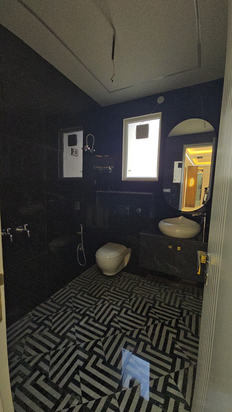 Attached Bathroom, green fields colony 4 Bedroom 260 Sq.Yd. Builder Floor In Green Fields Colony Faridabad 9554432