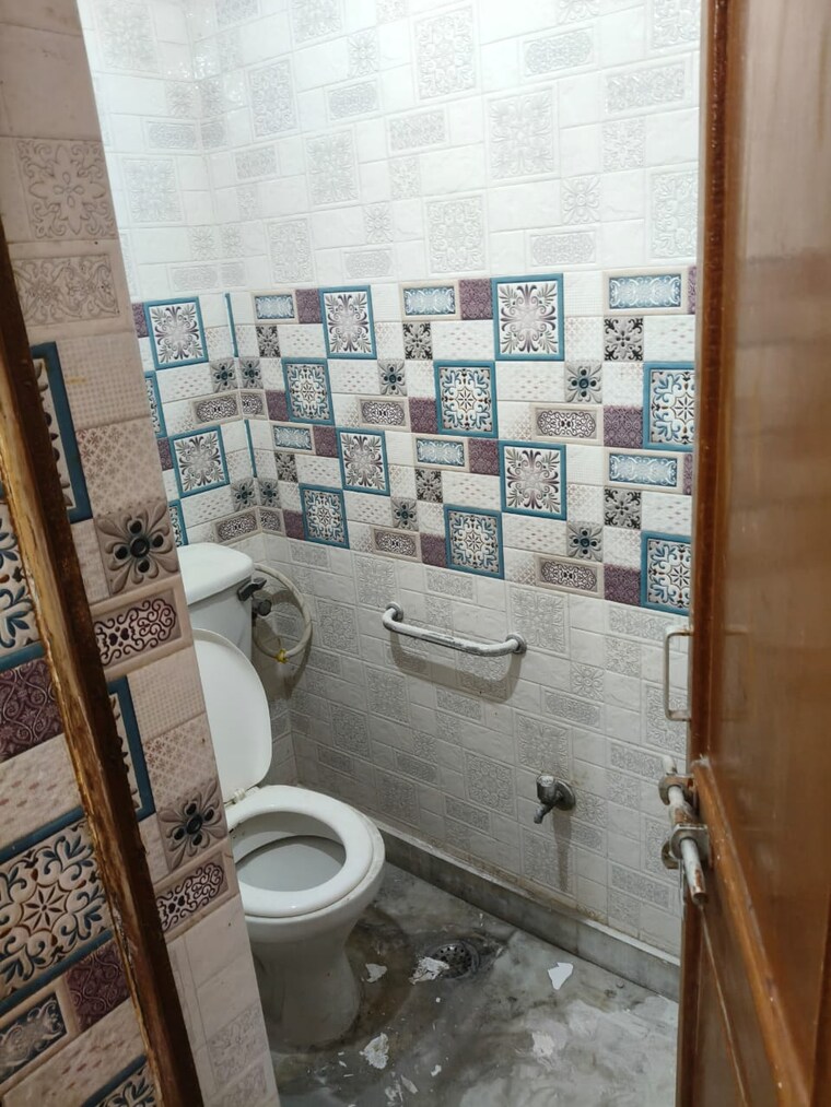 Bathroom, mayur vihar 2.5 Bedroom 860 Sq.Ft. Apartment In Mayur Vihar Delhi 9554436
