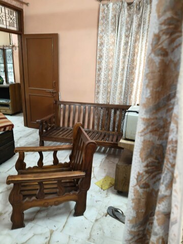 Living Room in 2.5 BHK Apartment at Mayur Vihar – for Rent