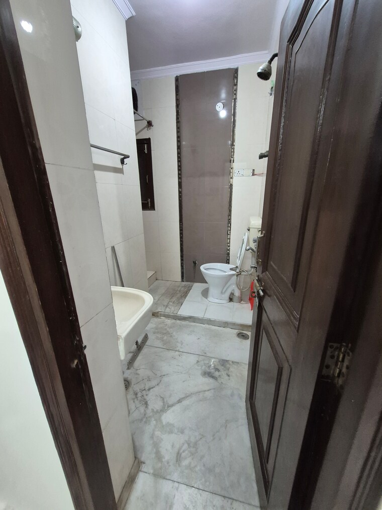 Bathroom, mayur vihar 1.5 Bedroom 450 Sq.Ft. Builder Floor In Mayur Vihar Delhi 9554445