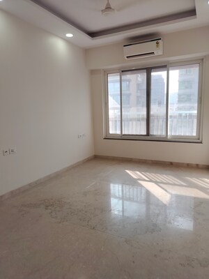 Room in 3 BHK Apartment at Kolte Patil Link Palace, Santacruz West – for Rent