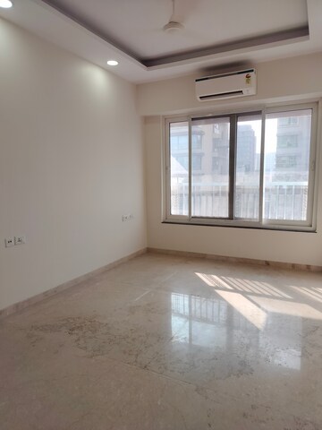 Room in 3 BHK Apartment at Kolte Patil Link Palace, Santacruz West – for Rent
