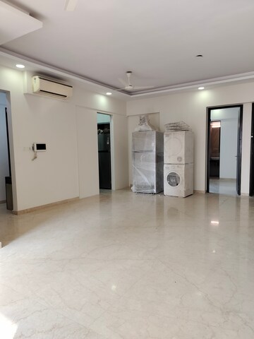 Room in 3 BHK Apartment at Kolte Patil Link Palace, Santacruz West – for Rent