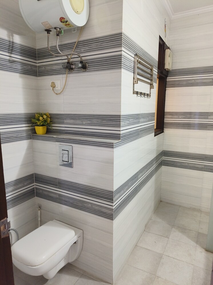 Bathroom, vipul-world-floors 3.5 Bedroom 2000 Sq.Ft. Builder Floor In Sector 48 Gurgaon 9554536