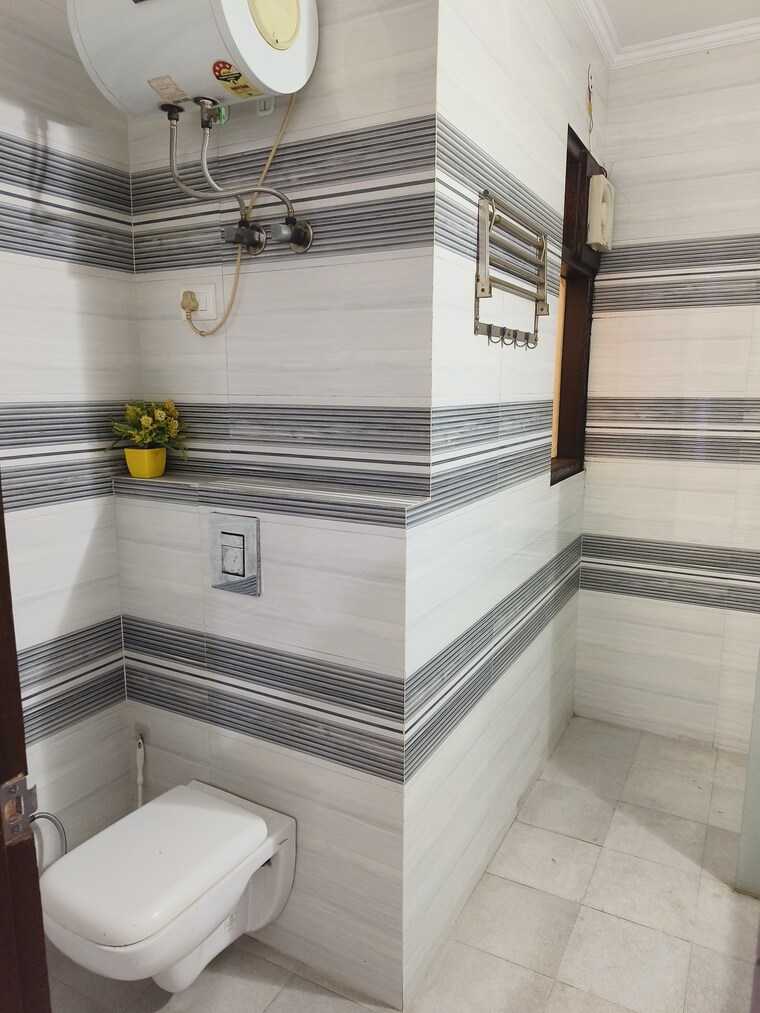 Bathroom, vipul-world-floors 3.5 Bedroom 2000 Sq.Ft. Builder Floor In Sector 48 Gurgaon 9554536