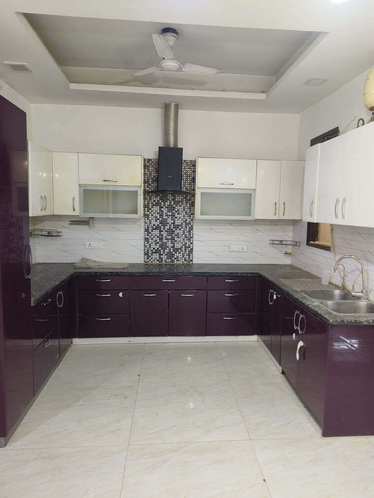 Kitchen, vipul-world-floors 3.5 Bedroom 2000 Sq.Ft. Builder Floor In Sector 48 Gurgaon 9554536