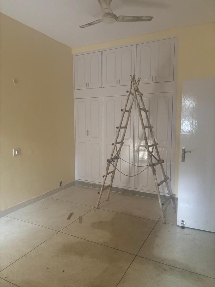 Room, sector 23a 4 Bedroom 1500 Sq.Ft. Independent House In Sector 23a Gurgaon 9554530