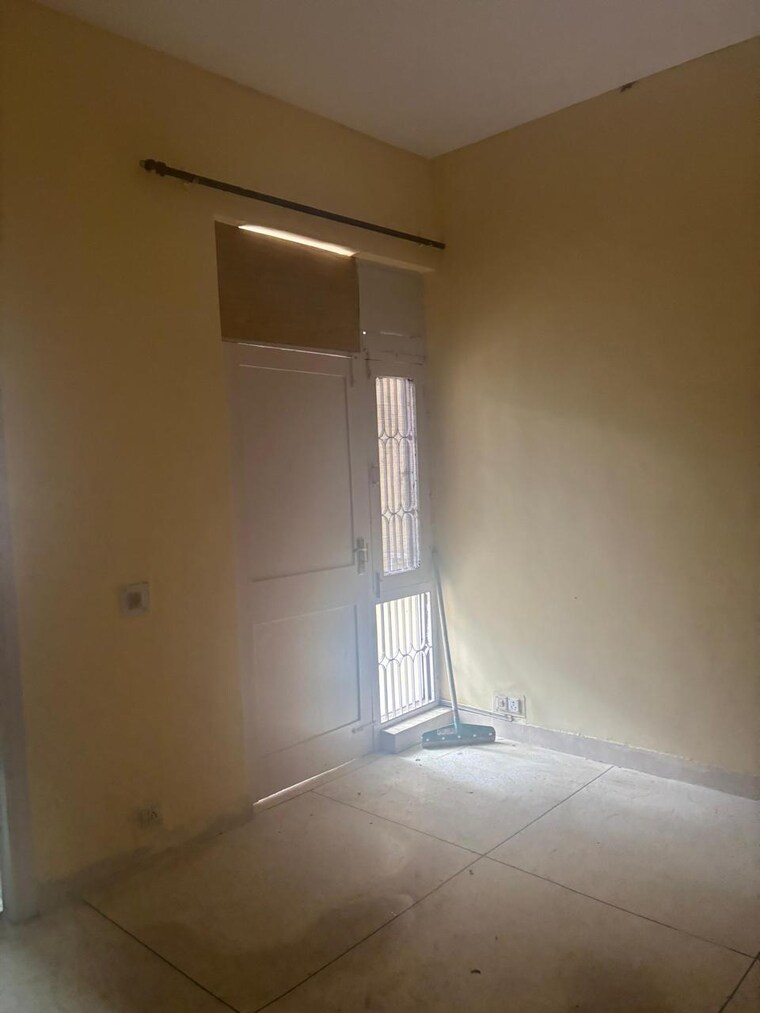 Room, sector 23a 4 Bedroom 1500 Sq.Ft. Independent House In Sector 23a Gurgaon 9554530