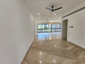 Room in 3 BHK Apartment at Kumar Sienna, Magarpatta Road – for Sale