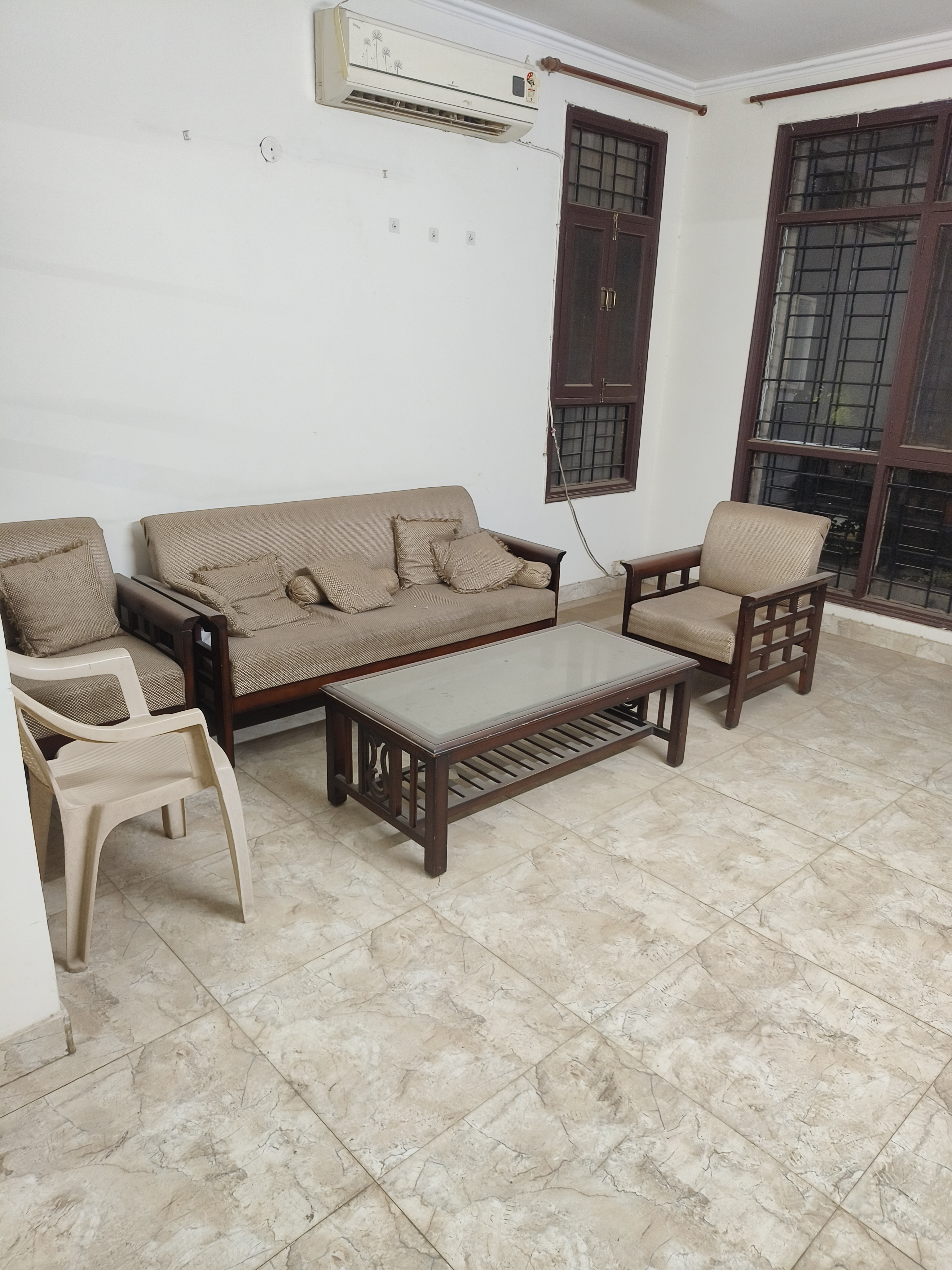 3 BHK + Extra Room Builder Floor For Rent in Unitech South City II