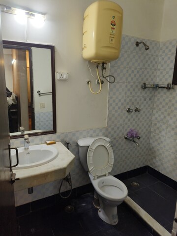 Bathroom in 3 BHK Builder Floor at Unitech South City II, Sector 50 – for Rent