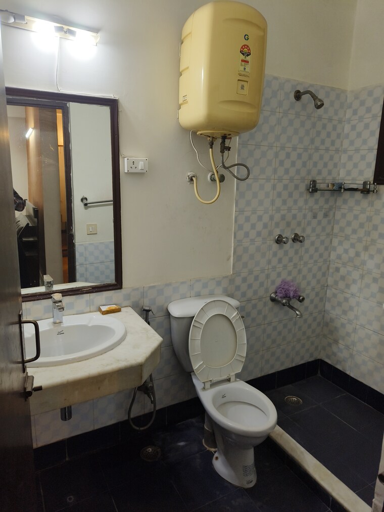 Bathroom, unitech-south-city-ii 3 Bedroom 2000 Sq.Ft. Builder Floor In Sector 50 Gurgaon 9554553