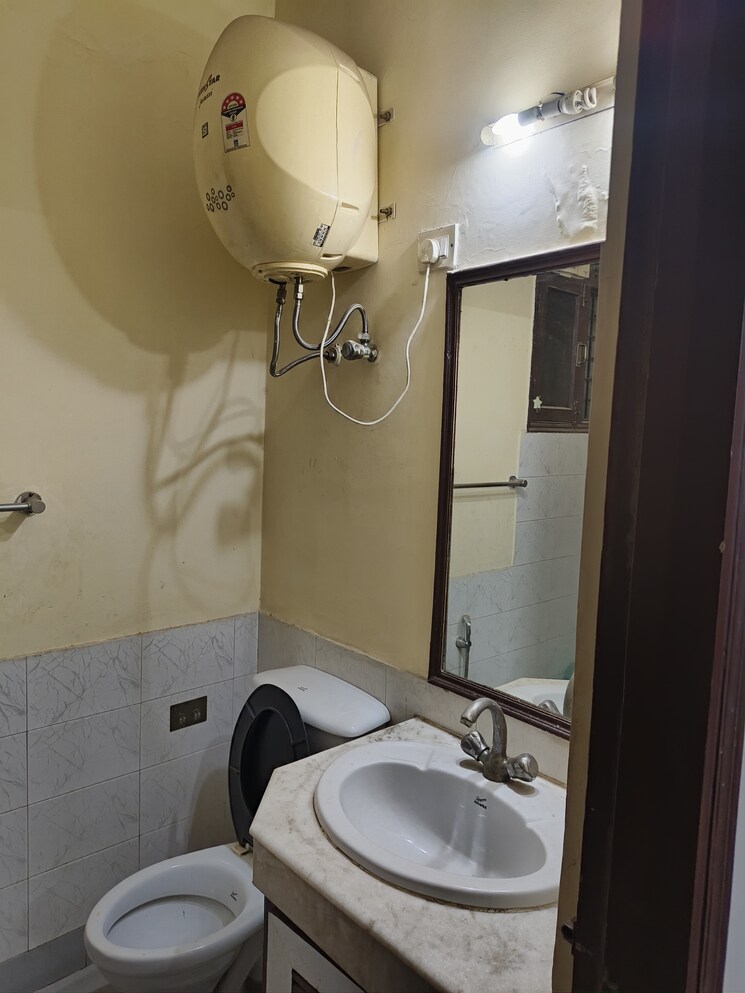 Bathroom, unitech-south-city-ii 3 Bedroom 2000 Sq.Ft. Builder Floor In Sector 50 Gurgaon 9554553